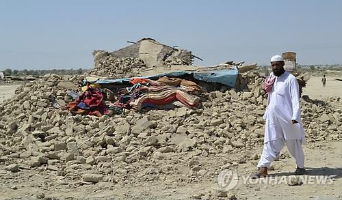 2013년 9월 파키스탄 남동부 강진 당시 무너진 가옥 [EPA 연합뉴스 자료 사진. 재판매 및 DB 금지]