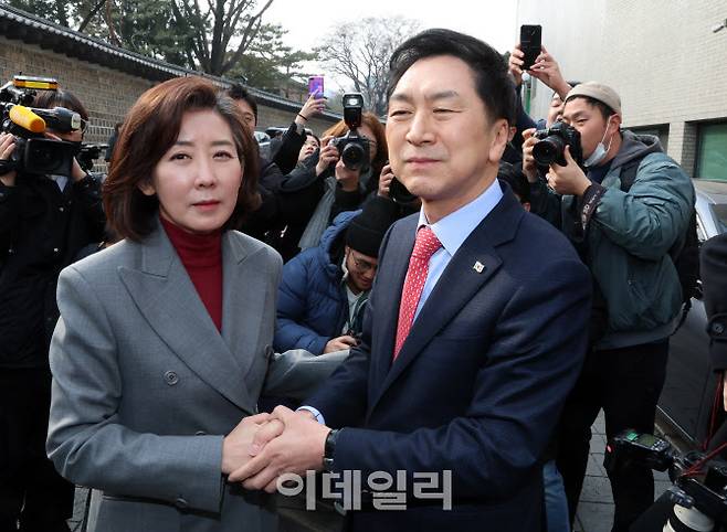 국민의힘 당권주자인 김기현(오른쪽) 후보와 나경원 전 의원이 7일 오후 서울 중구 달개비 앞에서 입장 발표를 마친 뒤, 악수를 하고 있다. (사진=이데일리 방인권 기자)