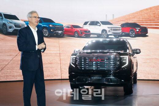 로베르토 렘펠 GM한국사업장 사장이 7일 서울 서초구 반포동 세빛섬에서 열린 GMC 시에라 미디어 쇼케이스에서 GMC 브랜드 및 신차 시에라에 대해 설명하고 있다. (사진=GM한국사업장)