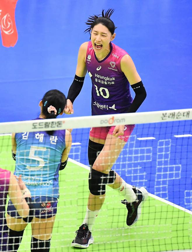 흥국생명 김연경이 현대건설과 경기에서 득점을 성공시킨 뒤 기뻐하고 있다. 사진=KOVO