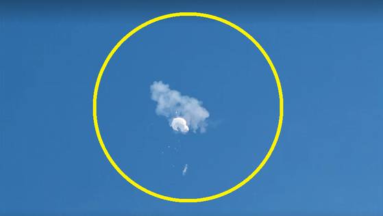 현지시간 4일 로이터통신과 CNN 등 매체들은 중국 정찰풍선 추정체가 미국 동부 해안의 대서양 상공에서 미국 전투기에 의해 격추됐다고 보도했다. 바다 위로 중국 풍선이 이동하자 파편 등이 떨어져 민간인이 다칠 위험이 낮아졌다고 보고 미국측이 격추한 것으로 추정된다. 〈사진=로이터 영상 캡처〉