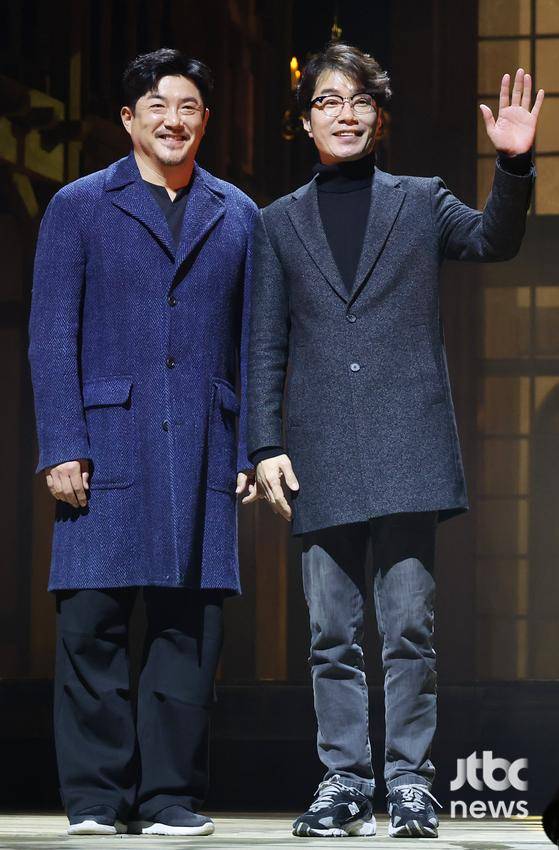 7일 오후 서울 서초구 예술의전당 CJ토월극장에서 연극 '셰익스피어 인 러브' 기자간담회가 열렸다.   배우 송영규, 임철형, 정소민, 채수빈, 김유정, 정문성, 이상이, 김성철이 참석해 포즈를 취하고 있다.  박세완 엔터뉴스팀 기자 park.sewan@jtbc.co.kr (콘텐트비즈니스본부)