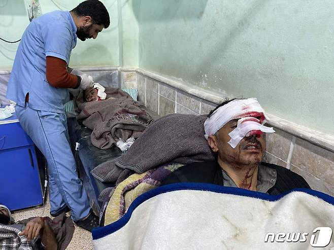 응급실 의사들이 환자를 돌보고 있다. 2023.2.6 ⓒ AFP=뉴스1 ⓒ News1 정윤미 기자