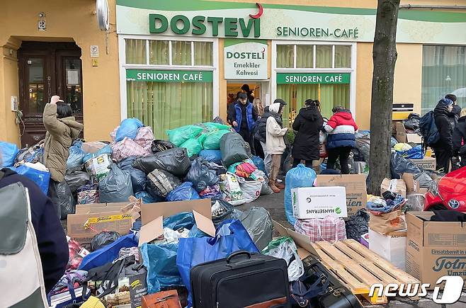 6일(현지시간) 독일 베를린 길가에 터키 출신 독일인들이 고국에 보내기 위해 모은 구호품들이 산더미처럼 쌓여 있다. ⓒ 로이터=뉴스1 ⓒ News1 박형기 기자