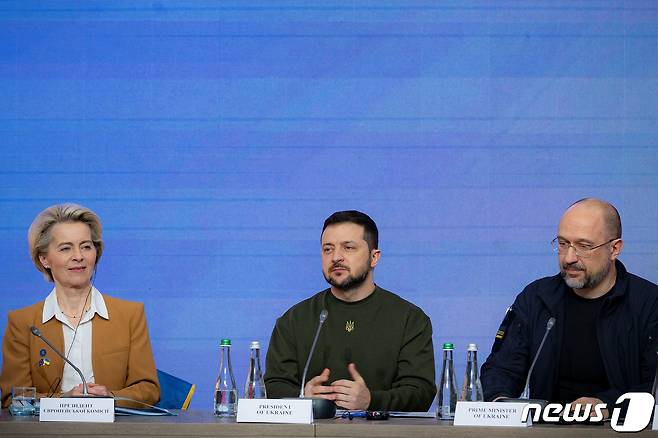 볼로디미르 젤렌스키 우크라이나 대통령이 지난 3일 (현지시간) 키이우에서 열린 EU-우크라이나 정상회의에 우르줄라 폰 데어 라이엔 EU 집행위원장, 샤를 미셸 EU 상임의장과 참석을 하고 있다. ⓒ 로이터=뉴스1 ⓒ News1 우동명 기자