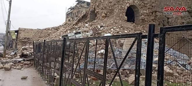 6일(현지시간) 튀르키예(터키) 남부와 시리아 북서부를 강타한 규모 7.8 강진으로 유네스코 세계문화유산인 시리아의 알레포 성채가 심각하게 훼손됐다. (사나통신 갈무리)