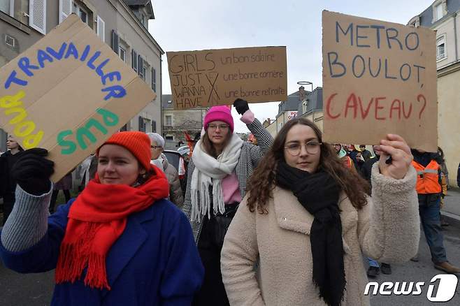 프랑스 라발에서 31일(현지시간) 연금개혁 반대 시위대가 가두행진을 벌이고 있다. 플랜카드에는 '지하철, 일, 무덤'이라는 문구가 보인다. 2023. 1. 31. ⓒ AFP=뉴스1 ⓒ News1 최서윤 기자