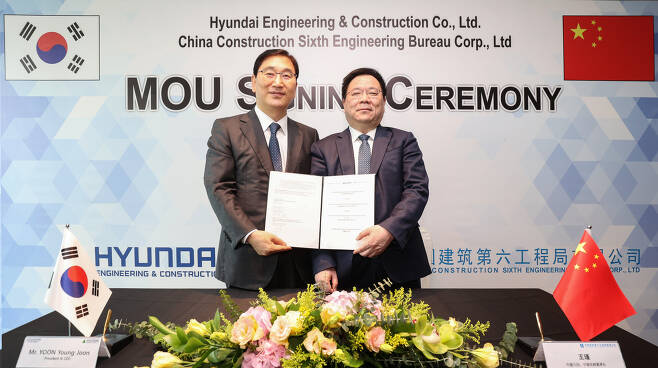 윤영준 현대건설 사장(왼쪽)과 왕진 중국건축6국 회장이 MOU 체결 이후 기념사진을 촬영하고 있다.(현대건설 제공)