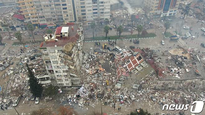 6일(현지시간) 규모 7.8의 강진이 튀르키예 남동부 지역을 강타한 가운데 카흐라만마라스에 있는 건물들이 붕괴되거나 크게 훼손됐다. ⓒ 로이터=뉴스1 ⓒ News1 최종일 기자