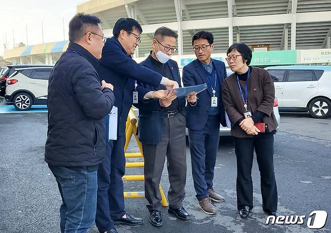 안우진 제주시 부시장이 7일 제주종합경기장 주차장 유료화 사업 예정지를 점검하고 있다.(제주시 제공)