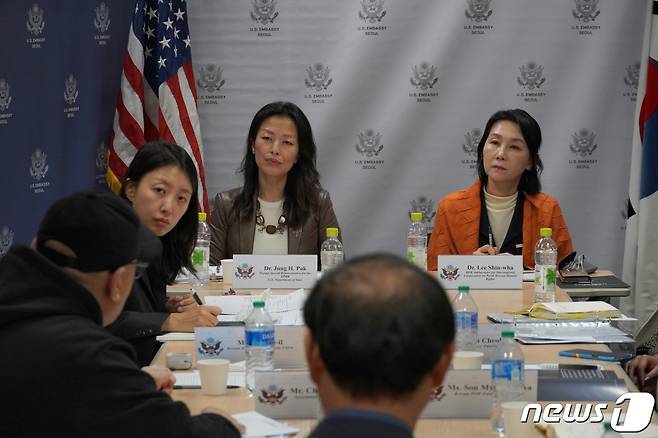 이신화 북한인권국제협력대사(오른쪽)과 정 박 미국 동아태국 부차관보 겸 대북특별부대표 (외교부 제공)