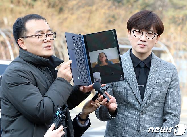 베트남전쟁 당시 한국군의 민간인 학살 피해 생존자인 응우옌 티탄 씨가 7일 오후 서울 서초구 서울중앙지법에서 열린 한국 상대 민사소송 1심 선고 공판에서 일부 승소한 뒤 화상 연결 통해 변호인들과 대화하고 있다.  2023.2.7/뉴스1 ⓒ News1 김진환 기자