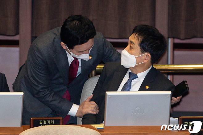 원희룡 국토교통부 장관(왼쪽)과 김주현 금융위원장이 7일 서울 여의도 국회에서 열린 제403회 국회(임시회) 제3차 본회의에 출석해 대화하고 있다. 2023.2.7/뉴스1 ⓒ News1 유승관 기자