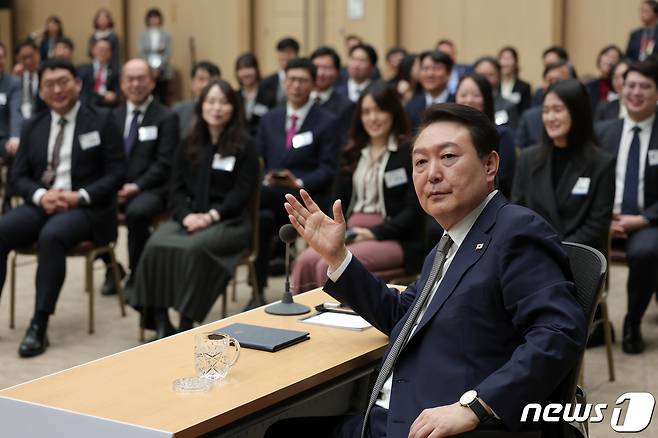 윤석열 대통령이 7일 세종시 정부세종컨벤션센터에서 열린 '대통령과의 대화'에서 공직자들과 대화하고 있다. (대통령실 제공) 2023.2.7/뉴스1 ⓒ News1 오대일 기자