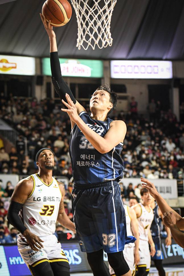 KCC 이종현이 5일 전주체육관에서 열린 2022~2023 프로농구 정규리그 LG전에서 골밑슛을 하고 있다. 사진제공 | KBL
