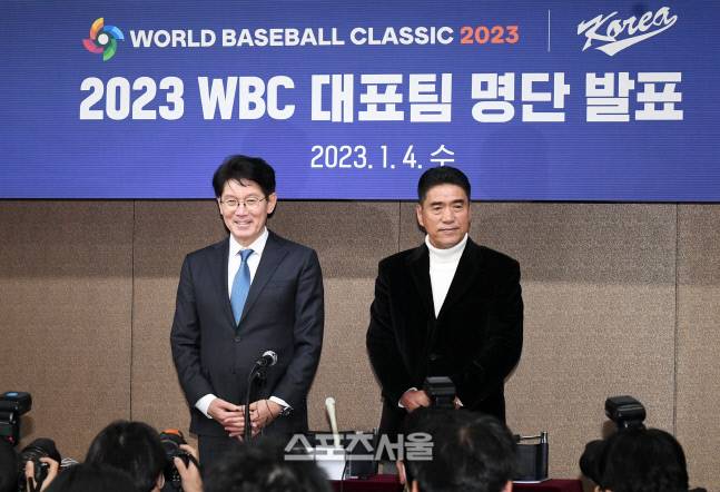 WBC 한국야구대표팀의 이강철 감독(왼쪽)과 조범현 기술위원장이 4일 서울 강남구 야구회관에서 진행된 2023 WBC 대표팀 명단 발표 행사에서 취재진을 향해 포즈를 취하고 있다. 박진업기자 upandup@sportsseoul.com
