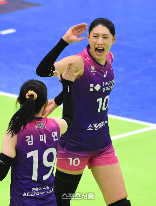 흥국생명 김연경(오른쪽)이 7일 수원체육관에서 열린 2022-2023 V리그 현대건설과의 경기에서 득점을 한 뒤 김미연과 하이파이브를 하며 기뻐하고 있다. 2023. 2. 7. 수원 | 박진업기자 upandup@sportsseoul.com