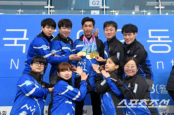 최기훈 서울시장애인체육회 컬링팀 코치와 남녀 농아인 컬링팀이 7일 동계체전 동반 금메달을 따낸 후 환하게 웃으며 기념사진을 찍고 있다. 사진제공=서울시장애인체육회