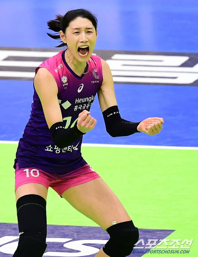 2022-2023 프로배구 V리그 현대건설과 흥국생명의 경기가 7일 수원체육관에서 열렸다. 흥국생명 김연경이 2세트 승리를 확정짓고 환호하고 있다.  수원=최문영 기자 deer@sportschosun.com/2023.01.02.07/