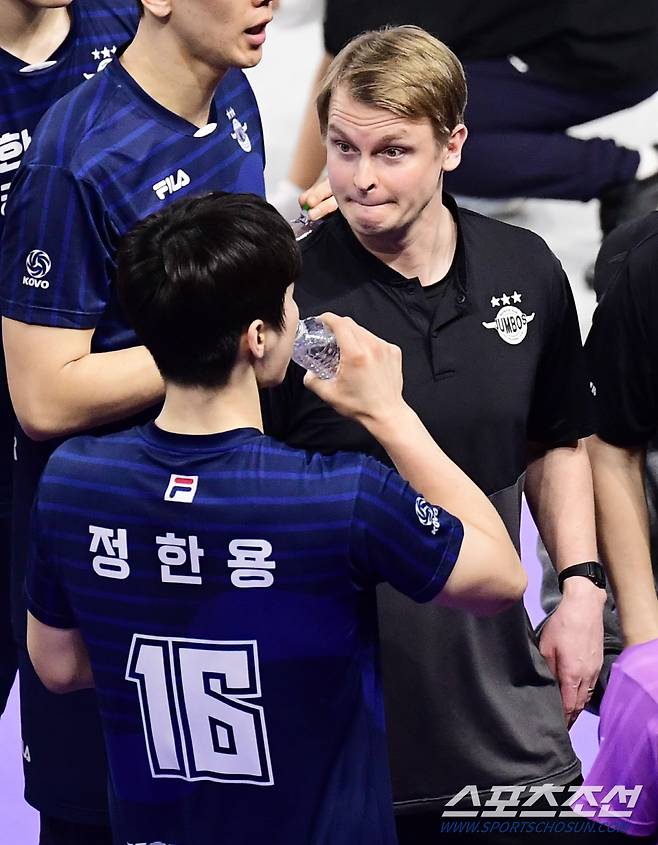 7일 인천 계양체육관에서 배구 V리그 남자부 대한항공과 삼성화재의 경기가 열렸다. 대한항공 틸리카이넨 감독이 정한용을 바라보고 있다. 인천=송정헌 기자songs@sportschosun.com/2023.02.07/