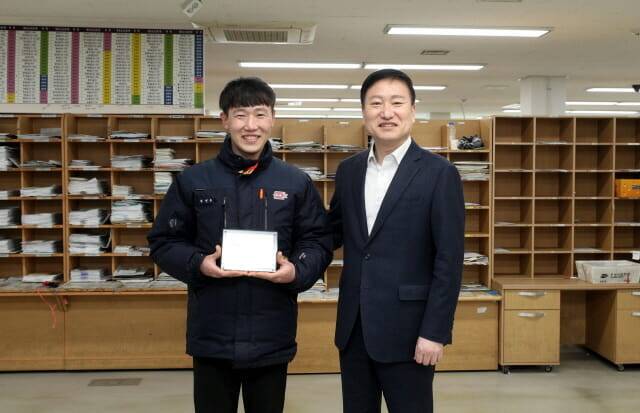 당진우체국의 탁현수 집배원과 손승현 우정사업본부장