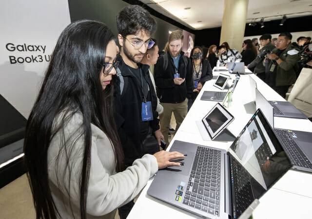 1일(현지시간) 미국 샌프란시스코 머소닉 오디토리움에서 열린 '갤럭시 언팩 2023' 체험존에서 참관객들이 갤럭시북3 시리즈를 체험하고 있다. (사진=삼성전자)