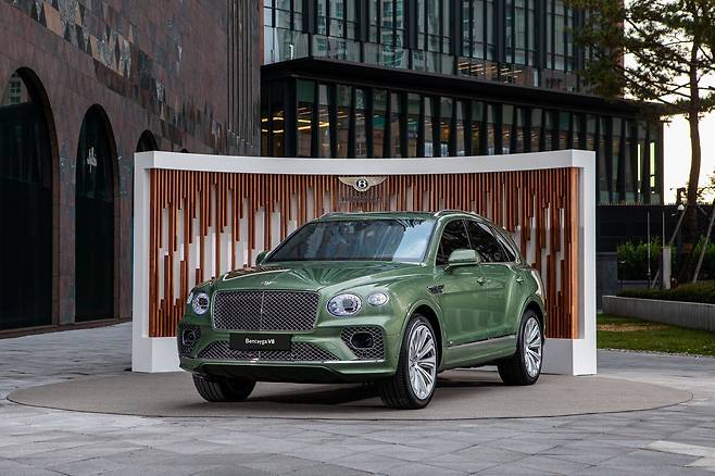 평균 판매 가격이 3억원 가량인 벤틀리는 지난해 처음으로 한국에서 일본보다 더 많이 판매됐다. 사진은 벤테이가/ 벤틀리 제공