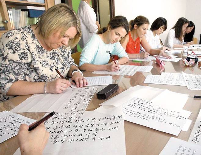 외국인들이 훈민정음을 쓰고 있는 모습. 한류 확산과 함께 한글에 대한 세계적 관심도 커지고 있다. /장련성 기자