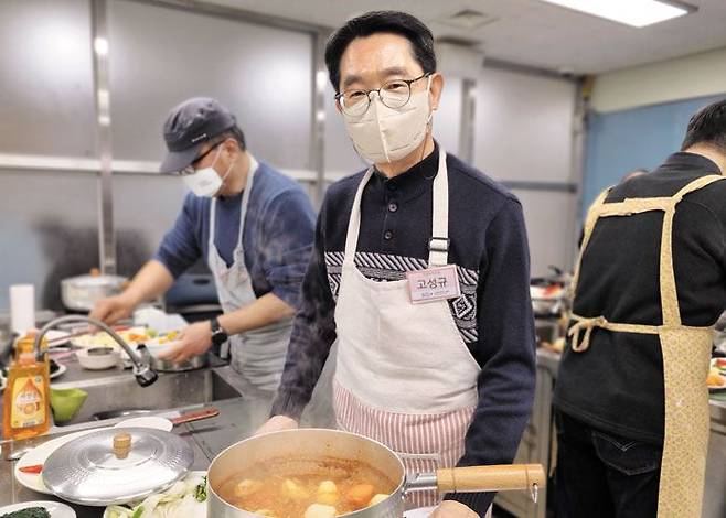 지난달 19일 오전 10시 서울 노원구 50플러스센터에서 열린 ‘중년 남성 요리교실’에서 고성규(60)씨가 닭볶음탕을 만들고 있다. 고씨는 지난달 초 공기업에서 퇴직했다. 그는 요즘 난생처음 요리를 배우며 가사를 경험하는 중이다. /김지원 기자