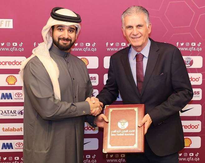 카타르축구대표팀 감독으로 선임된 카를로스 케이로스(오른쪽). /카타르축구협회 인스타그램