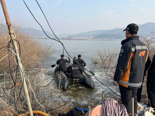 7일 오전 아산소방서 119구조대 대원들이 도고저수지에서 실종자 수색작업을 벌이고 있다. 사진=아산소방서 제공