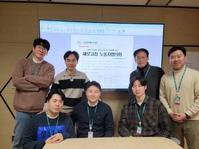 유준환 LG전자 사람중심 노동조합 위원장(앞줄 오른쪽)과 송시영 서울교통공사 올바른노조 위원장(앞줄 왼쪽)은 4일 서울 중구 서울스퀘어에서 열린 새로고침 협의체 결의식에서 각각 의장과 부의장으로 선출됐다. 뒷줄 왼쪽부터 시계방향으로 이동훈 한국가스공사 더 코가스 노조 위원장, 백재하 LS일렉트릭 사무노조 위원장, 전승원 LG에너지솔루션 연구기술사무직노조 위원장, 김우용 부산관광공사 열린노조 위원장, 유 위원장, 박재민 코레일네트웍스 본사 일반직노조 위원장, 송 위원장. 새로고침 노동자협의회 제공