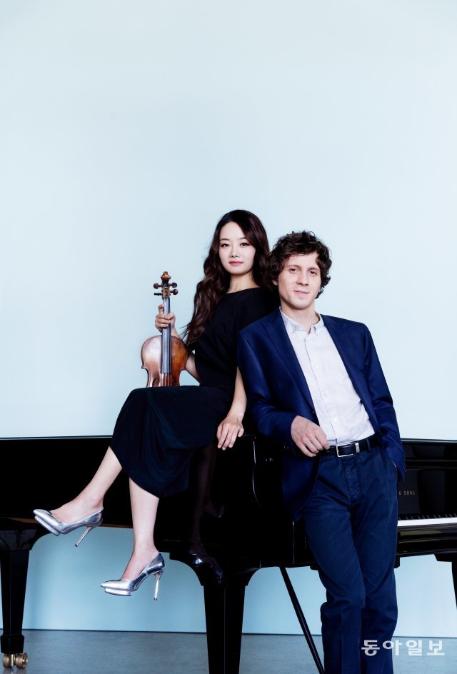 바이올리니스트 김봄소리(왼쪽)과 피아니스트 라파우 블레하츠. 예술의전당 제공