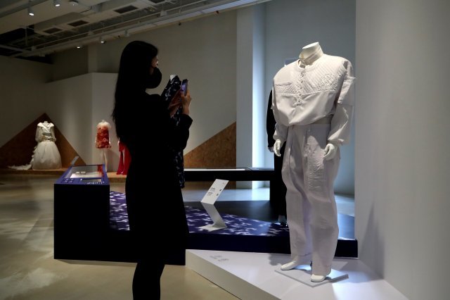 앙드레 김이 일상복으로 즐겨 입었던 흰색 수트가 6일 개막한 서울공예박물관 ‘의 표 예’전에 전시돼 있다. 뉴시스