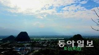 화산 및 금산(왼쪽)의 오른편에 보이는 토산은 실제로 목의 기운이 왕성한 목산이라고 할 수 있다. 안영배 기자
