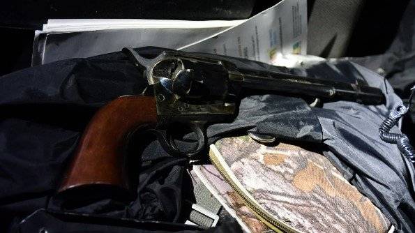 사건 당시 볼드윈에게 건네진 45구경 구형 리볼버 권총. 탄창 대신 실린더에 총탄을 넣는 여러 개의 약실이 있다.  Santa Fe County Sheriff’s Office