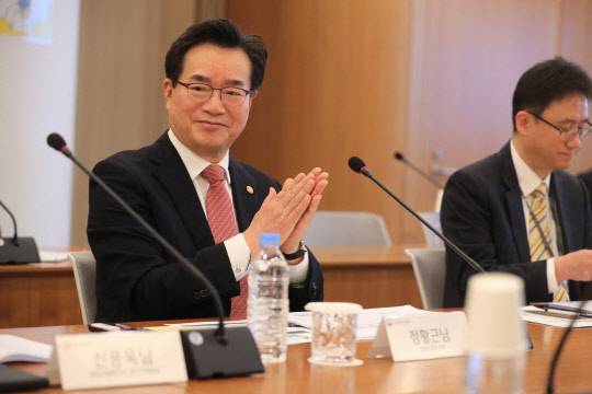 정황근 농식품부장관이 2월 6일 CJ 제일제당 바이오·식품 통합연구소를 방문해 그린바이오 업계 관계자들과 간담회를 가졌다.<농식품부>