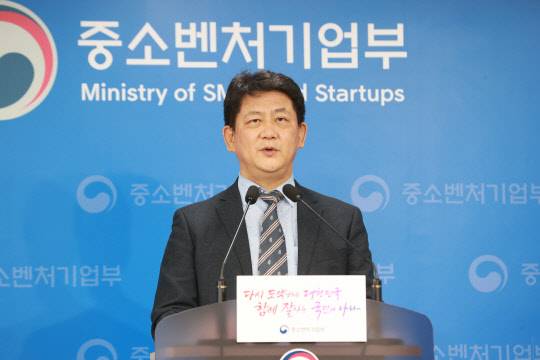 최원영 중소벤처기업부 글로벌성장정책관이 7일 세종 중소벤처기업부 브리핑실에서 2022년 중소기업 수출동향을 발표하고 있다.<중소벤처기업부 제공>