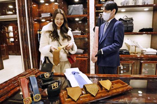 서울 압구정동 갤러리아 명품관의 한 매장에서 외국인 관광객(왼쪽)이 선물용 넥타이를 고르고 있다. 갤러리아백화점 제공