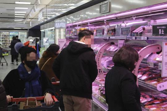 서울 잠실 롯데마트 제타플렉스점에서 고객들이 한우 코너를 둘러보고 있다. 롯데마트 제공