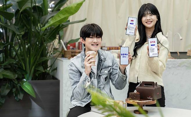 SK텔레콤 관계자가 우주패스 플러스 구독 상품을 알리고 있다.