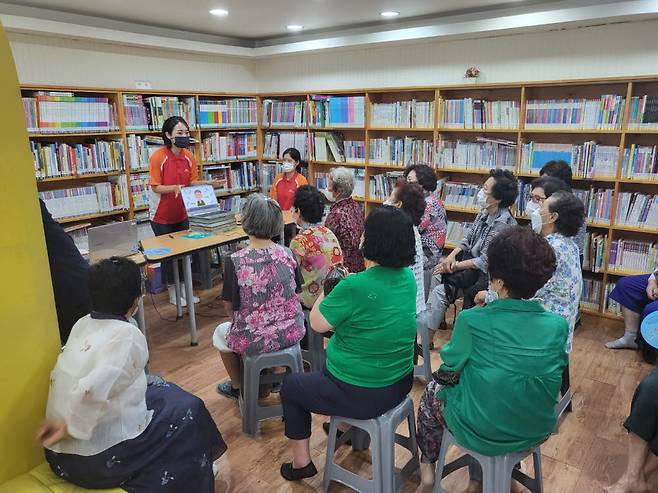 SK텔레콤은 과학기술정보통신부, 한국지능정보사회진흥원이 주도하는 전국민 디지털역량 강화 사업 일환으로 어르신 대상 디지털 범죄 예방교육을 실시했다.