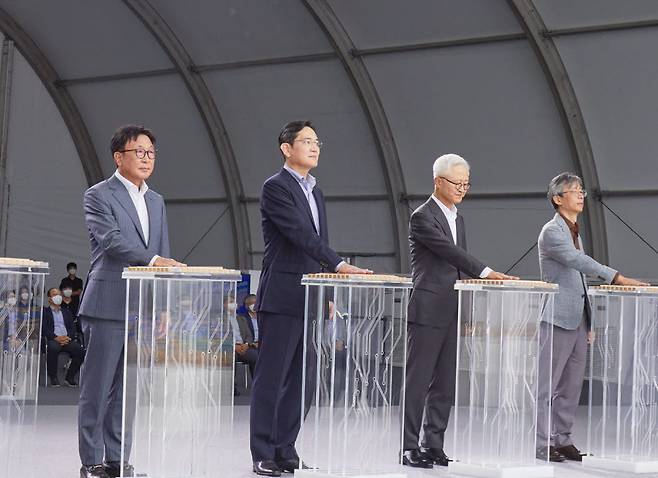 지난해 8월 삼성전자 기흥 반도체 R&D단지 기공식에 참석한 이재용 회장(왼쪽에서 두번째) 등 경영진이 기념행사를 진행하고 있다.