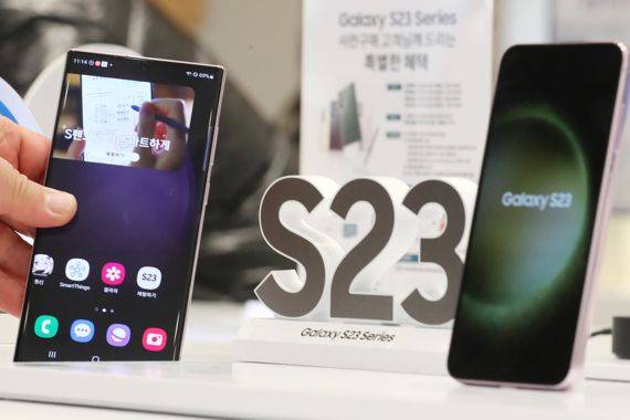 갤럭시 S23 시리즈 사전판매 예약이 시작된 7일 서울 마포구 삼성디지털플라자 홍대본점에서 시민들이 갤럭시S23 시리즈를 살펴보고 있다. 삼성전자는 혁신적인 카메라 성능과 압도적인 퍼포먼스로 무장한 '갤럭시 S23' 시리즈 사전 판매를 13일까지 진행한다. 국내 공식 출시는 17일이다. 사진=박범준 기자