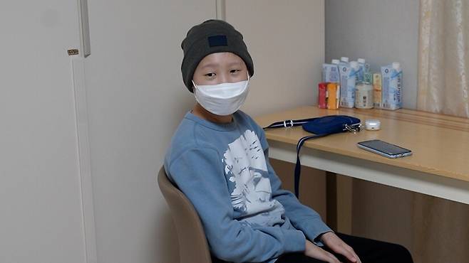 소아암을 겪고 있는 희원(12)이가 지난달 4일 저녁 서울 천호동의 셰어하우스에서 <한겨레>와 인터뷰하고 있다. 희원이는 다음날 병원 진료를 위해 이곳에서 묵었다. 조윤상 피디