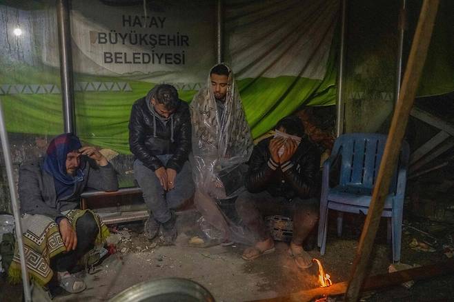 6일 7.8 규모의 강진이 덮친 튀르키예 하타이에서 지진을 피한 시민들이 불을 피우며 간신히 휴식을 취하고 있다. AFP 연합뉴스