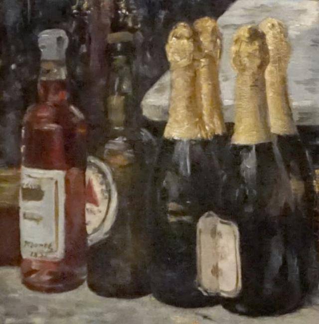 '폴리-베르제르의 바' 속 술병들. 좌측 붉은 술병 라벨에 에두아르 마네의 서명과 제작연도가 기록되어 있다.