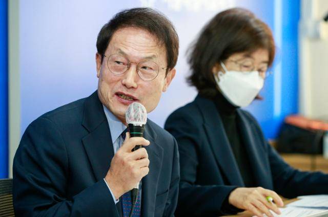 조희연 서울시교육감이 7일 종로구 시교육청에서 열린 서울형 심층 쟁점 독서·토론 프로그램 기자간담회에서 발언하고 있다. 뉴스1