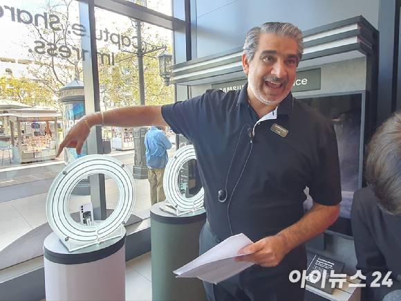 갤럭시 익스피리언스 스토어 인 LA에서 삼성전자 관계자가 '갤럭시S23' 시리즈를 설명하고 있다. [사진=장유미 기자]