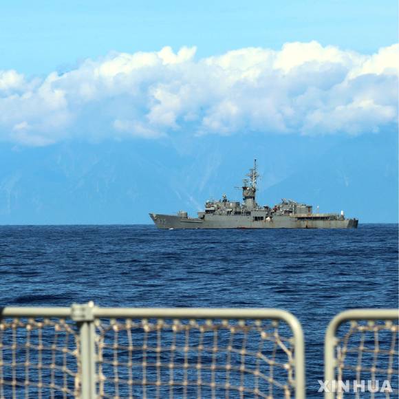 중국 인민해방군 동부전구가 지난 5일 대만 인근 군사훈련을 벌였다. 중국 동부전구 군함에서 보이는 대만 란양호의 모습이다. [사진=뉴시스]